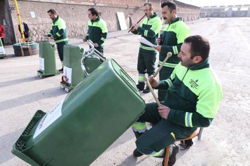 國外環衛工用戶外垃圾桶奏響了勞動人民的天籟之音